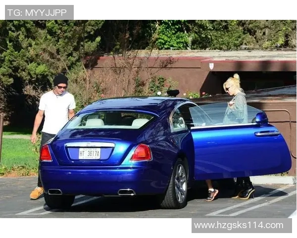 足球明星奢华生活揭秘：从豪车到私人岛屿，球场之外的奢侈花销榜单